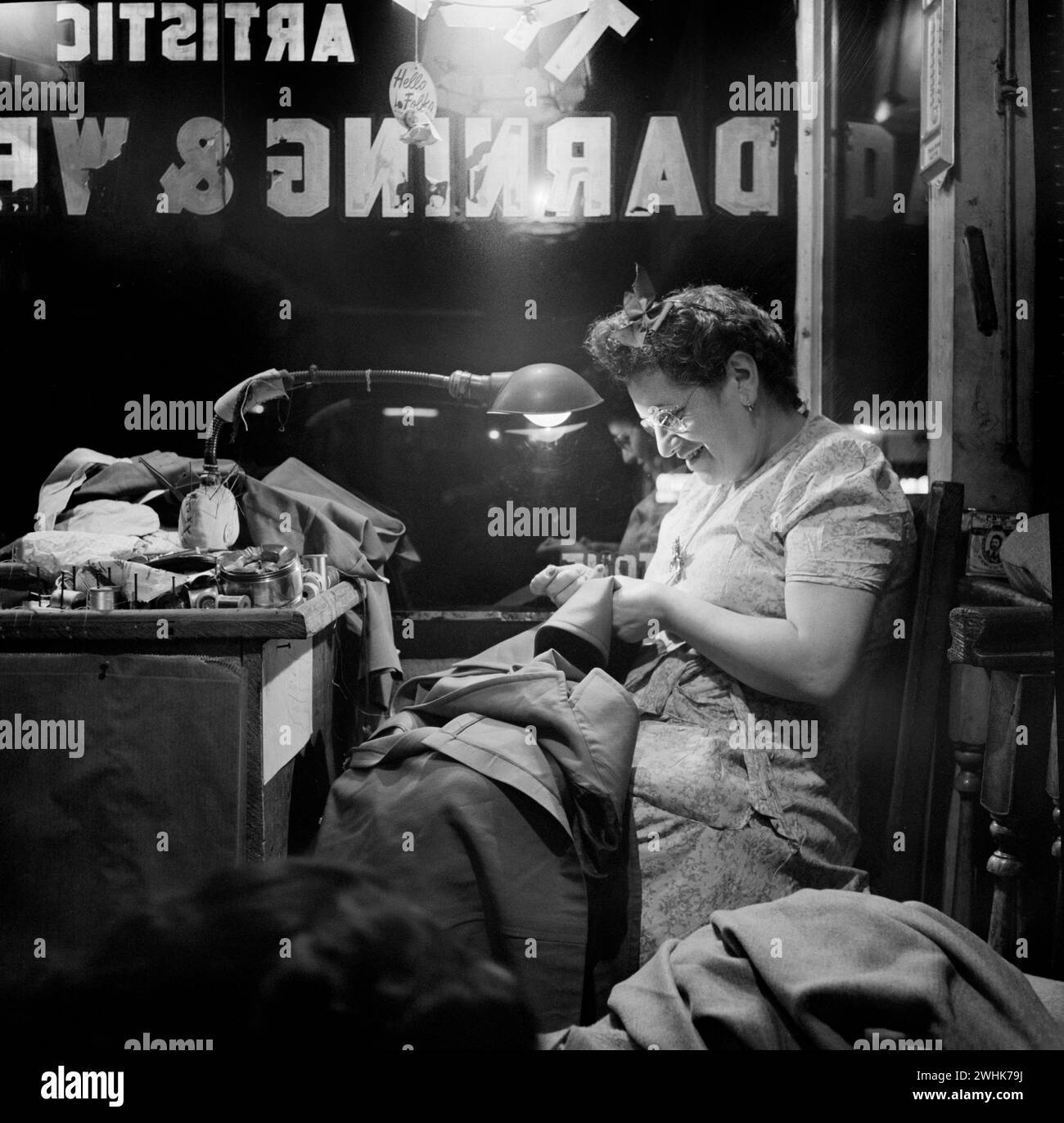Donna ebrea che indossa abiti ardenti nella vetrina del negozio di dannatura e tessitura, Broome Street, New York, New York, USA, Marjory Collins, U.S. Office of War Information, agosto 1942 Foto Stock
