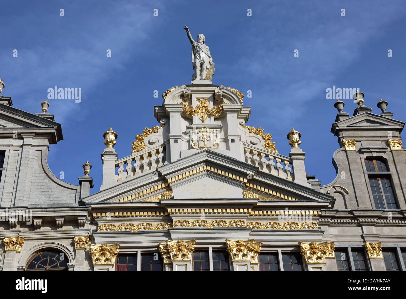 Statua di Sant'Omobono di Cremona sull'edificio De Gulden Boot a Bruxelles Foto Stock