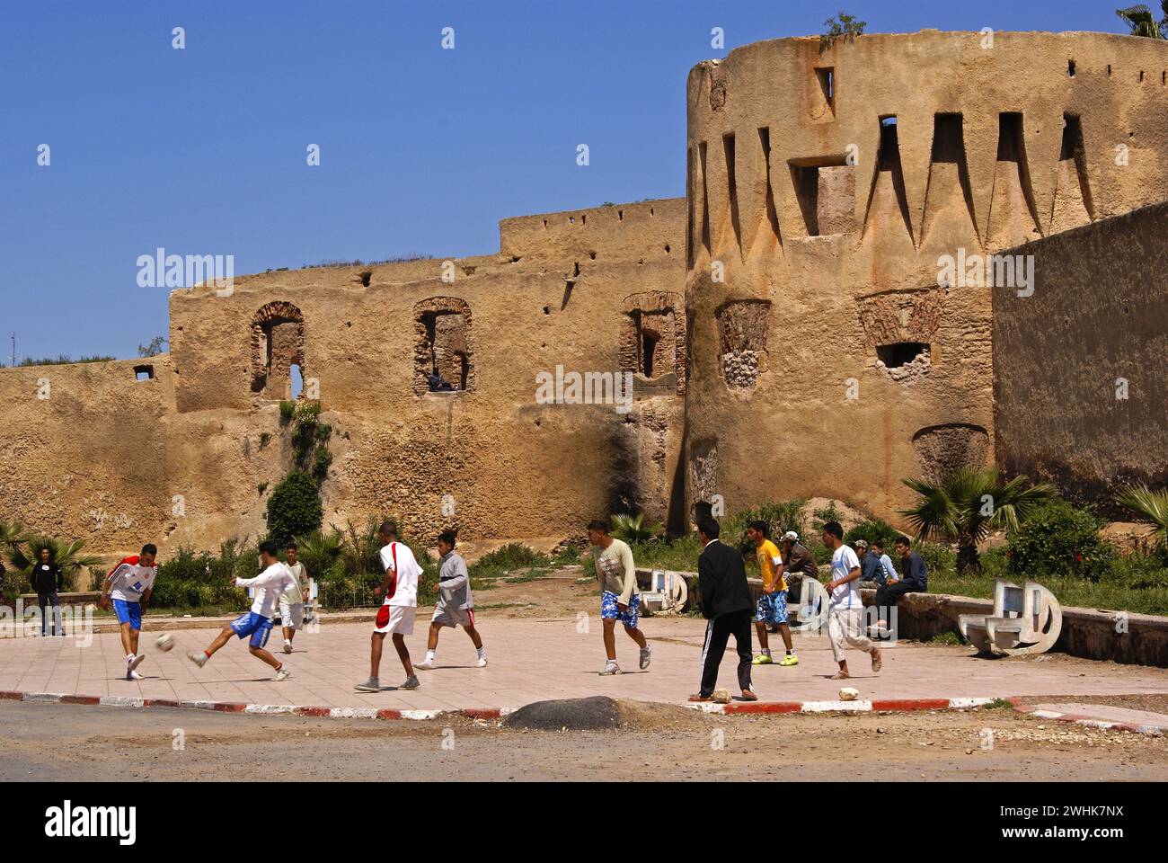 Partido de futbol frente a las murallas portuguesas.Casbah de Boulaouane.Azzemour. Costa Atlantica. Marruecos. Magreb. Africa. Foto Stock
