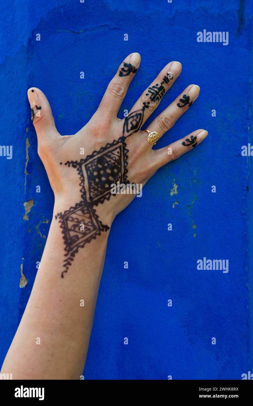 Tatuaggio tradizionale marocchino a mano, henné, tatuaggio, artigianato, tradizione, tradizionale, orientale, arabo, colore delle piante, decorazione del corpo, pattern, personalizzato Foto Stock
