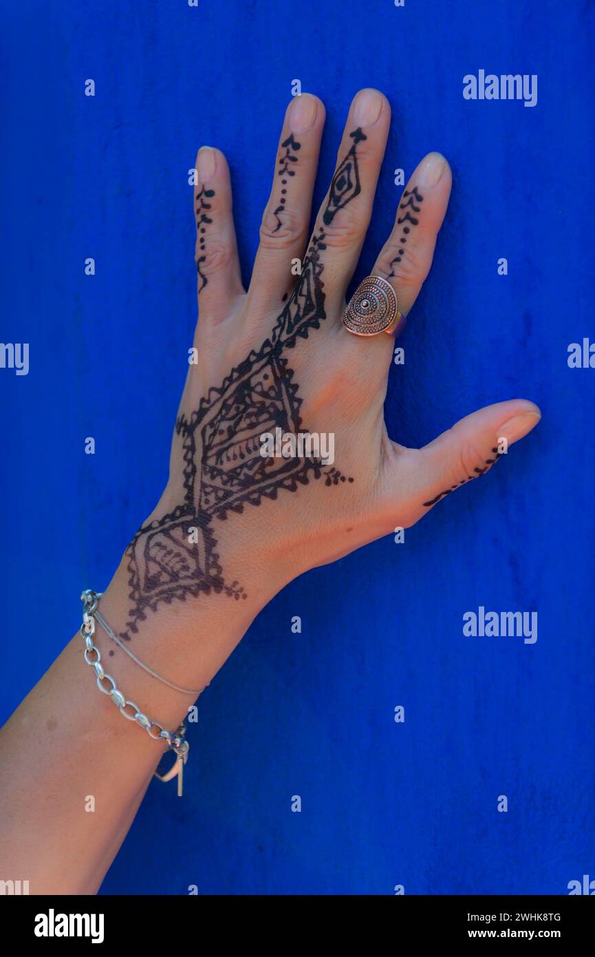 Tatuaggio tradizionale marocchino a mano, henné, tatuaggio, artigianato, tradizione, tradizionale, orientale, arabo, colore delle piante, decorazione del corpo, pattern, personalizzato Foto Stock