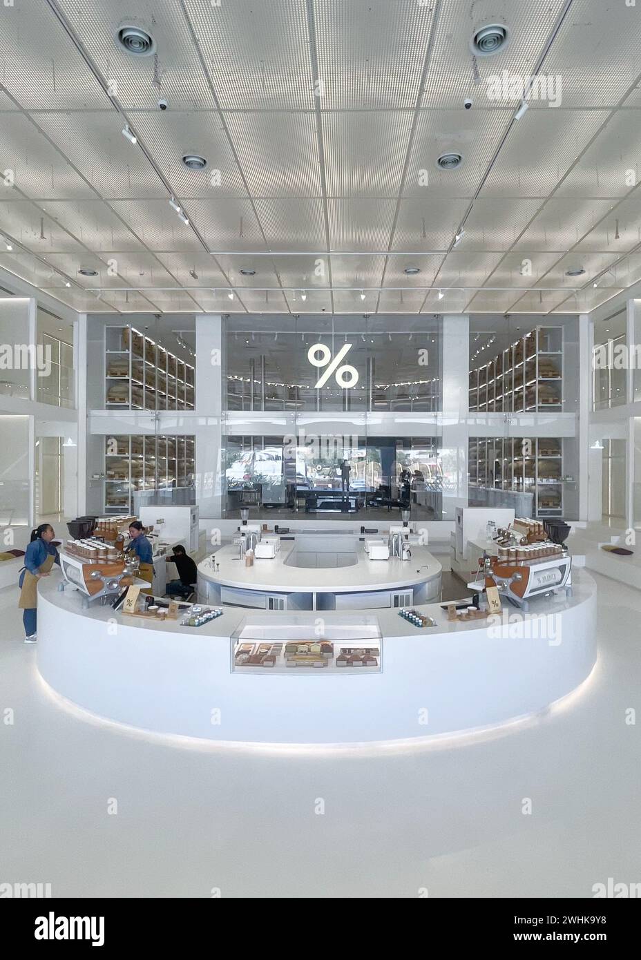 Caffè e torrefazione % arabica fotografati il 2 febbraio 2024 a Riyadh, Arabia Saudita. % Arabica è una catena internazionale di caffè di specialità giapponesi fondata da Kenneth Shoji e con sede nello storico quartiere di Higashiyama di KyotoÕs, con oltre 130 sedi a livello internazionale. I negozi si concentrano sull'avere uno stile pulito e minimalista che si adatta ai principi del design giapponese di semplice bellezza. Foto di Victor Fraile / Power Sport Images Foto Stock