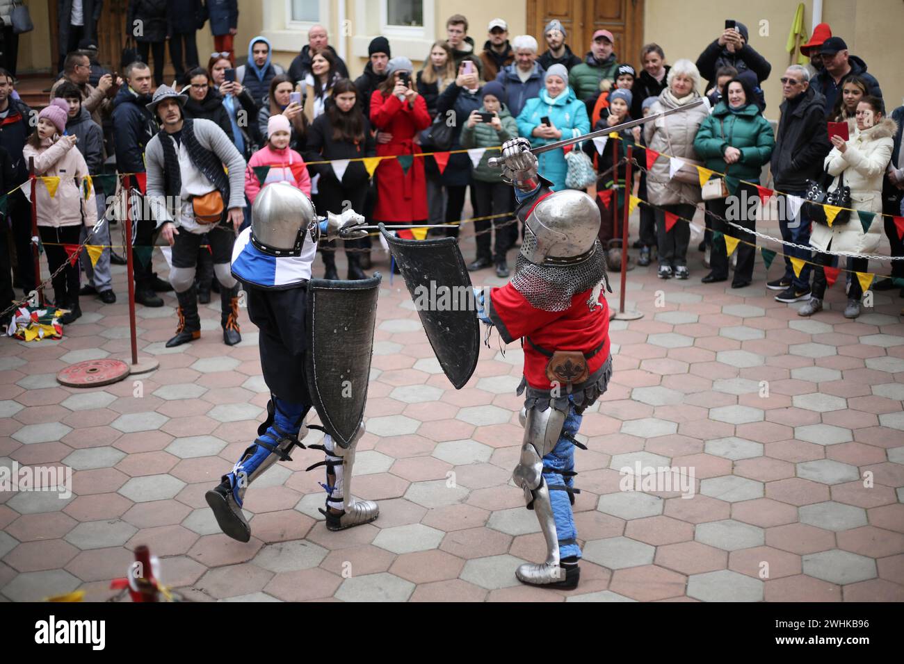 I reenattori vestiti di armatura medievale sono visti combattere durante una festa storica "Cavalieri delle rive del Sud" nel cortile di St Chiesa luterana di Paolo in via Novoselsky. Il festival storico "Cavalieri delle sponde meridionali" si è svolto nel cortile di St Chiesa luterana di Paolo in via Novoselsky. L'organizzatore dell'evento è lo storico club di scherma e ricostruzione "Tangar" Foto Stock