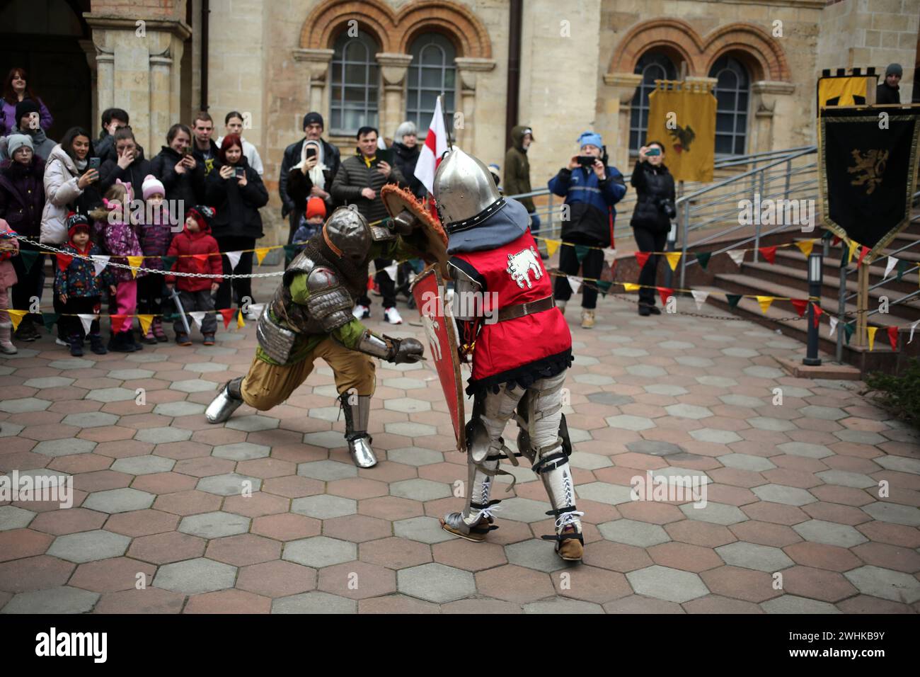 I reenattori vestiti di armatura medievale sono visti combattere durante una festa storica "Cavalieri delle rive del Sud" nel cortile di St Chiesa luterana di Paolo in via Novoselsky. Il festival storico "Cavalieri delle sponde meridionali" si è svolto nel cortile di St Chiesa luterana di Paolo in via Novoselsky. L'organizzatore dell'evento è lo storico club di scherma e ricostruzione "Tangar" Foto Stock