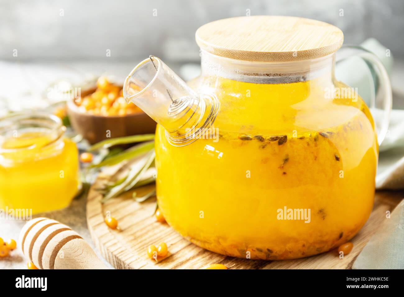 Mare sano â€‹â€‹â€‹â€‹tè con miele su fondo di pietra grigia. Tè autunnale, bevanda di stagione alle bacche. Foto Stock