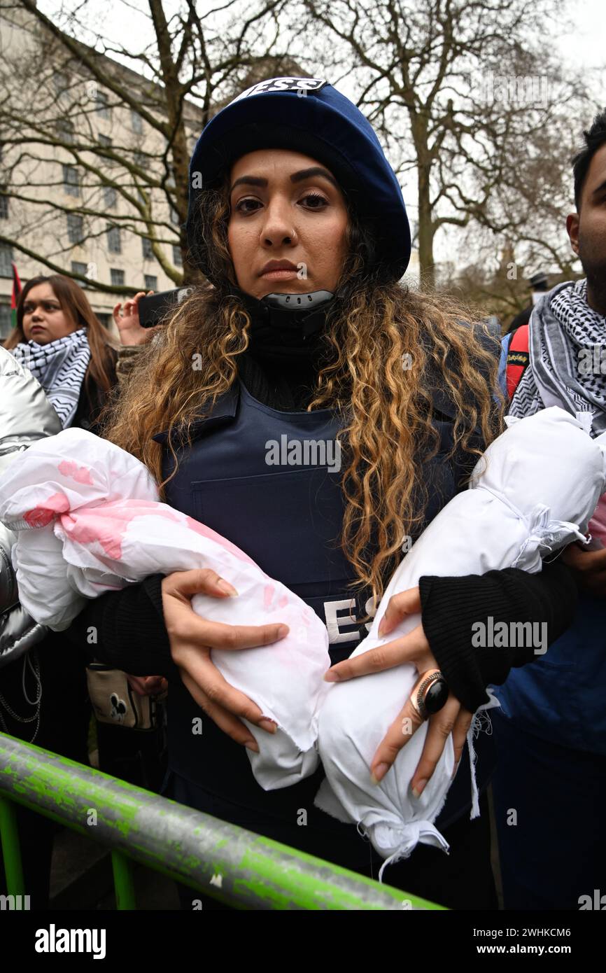 Londra, Regno Unito, 10 febbraio 2024: Migliaia di sostenitori filo-palestinesi detengono centinaia di bare di carta scritte con i nomi di bambini uccisi da Benjamin Netanyahu e soldati israeliani. Un raduno è stato organizzato dagli operatori sanitari per la Palestina per chiedere un rimborso per l'UNRWA di fronte a Downing Street. I manifestanti asseriscono la complicità del governo britannico nel genocidio di Gaza e chiedono che il governo britannico smetta di armare i caccia israeliani lanciando bombardamenti uccidendo bambini del Palestiano e ponendo immediatamente fine al fondo. Gli operatori sanitari per la Palestina chiedono giustizia per i loro operatori sanitari contro la wa israeliana Foto Stock