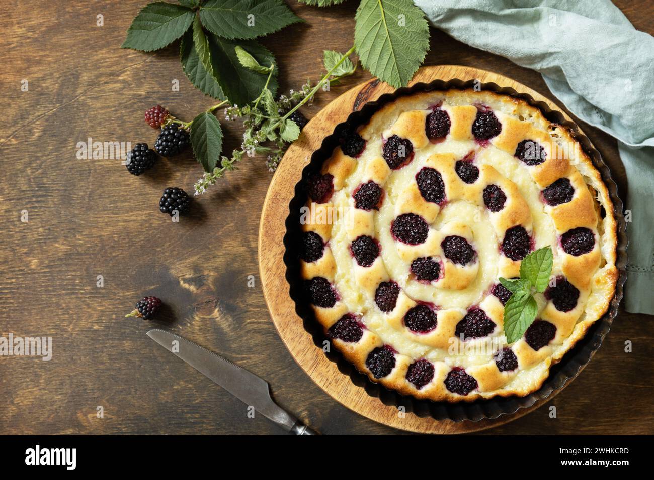 Torta di blackberry fatta in casa. Pasta vegana senza glutine, dessert vegani. Torta dolce con mora e crema pasticcera su un tavolo di legno. Vista f Foto Stock