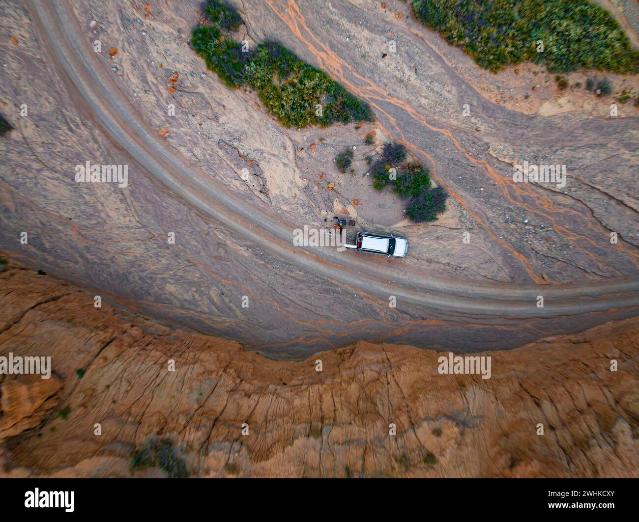 Veicolo fuoristrada su una pista in un letto di fiume, paesaggio di colline erose, dall'alto verso il basso, calanchi, vista aerea, Canyon of the Forgotten Rivers, Issyk Kul Foto Stock