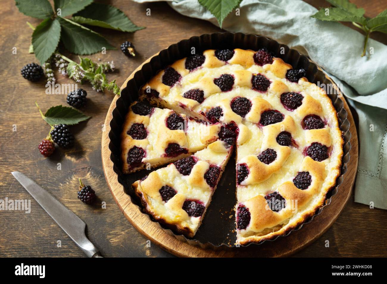 Torta di blackberry fatta in casa. Pasticceria vegana senza glutine, dessert vegani. Torta dolce con mora e crema pasticcera su un tavolo di legno. Foto Stock