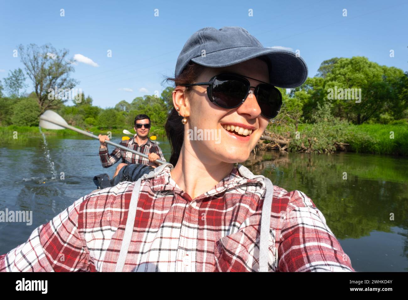 Coppia uomo e donna, selfie sono felici in gita in kayak in famiglia, barca a remi sul fiume, escursione in acqua, un'avventura estiva. Frigo ecologico Foto Stock