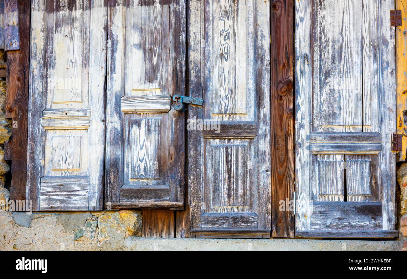 Vecchio serramento in legno storto con serratura in Svizzera Foto Stock