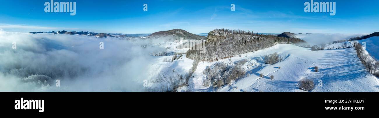 Panorama invernale con nebbia alta, colpo di droni, Wisner Flueh, Wisen, Soletta, Svizzera Foto Stock