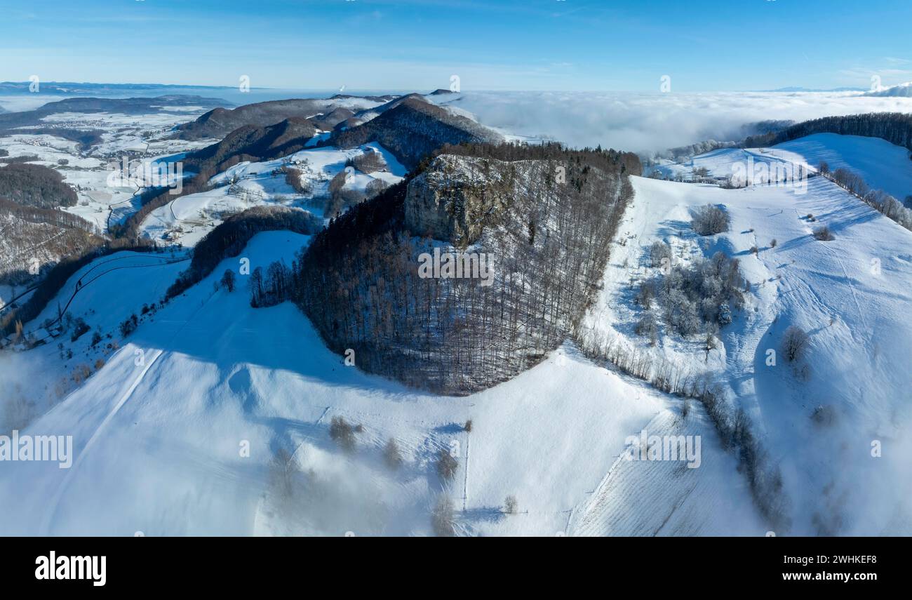 Panorama invernale con nebbia alta, colpo di droni, Wisner Flueh, Wisen, Soletta, Svizzera Foto Stock