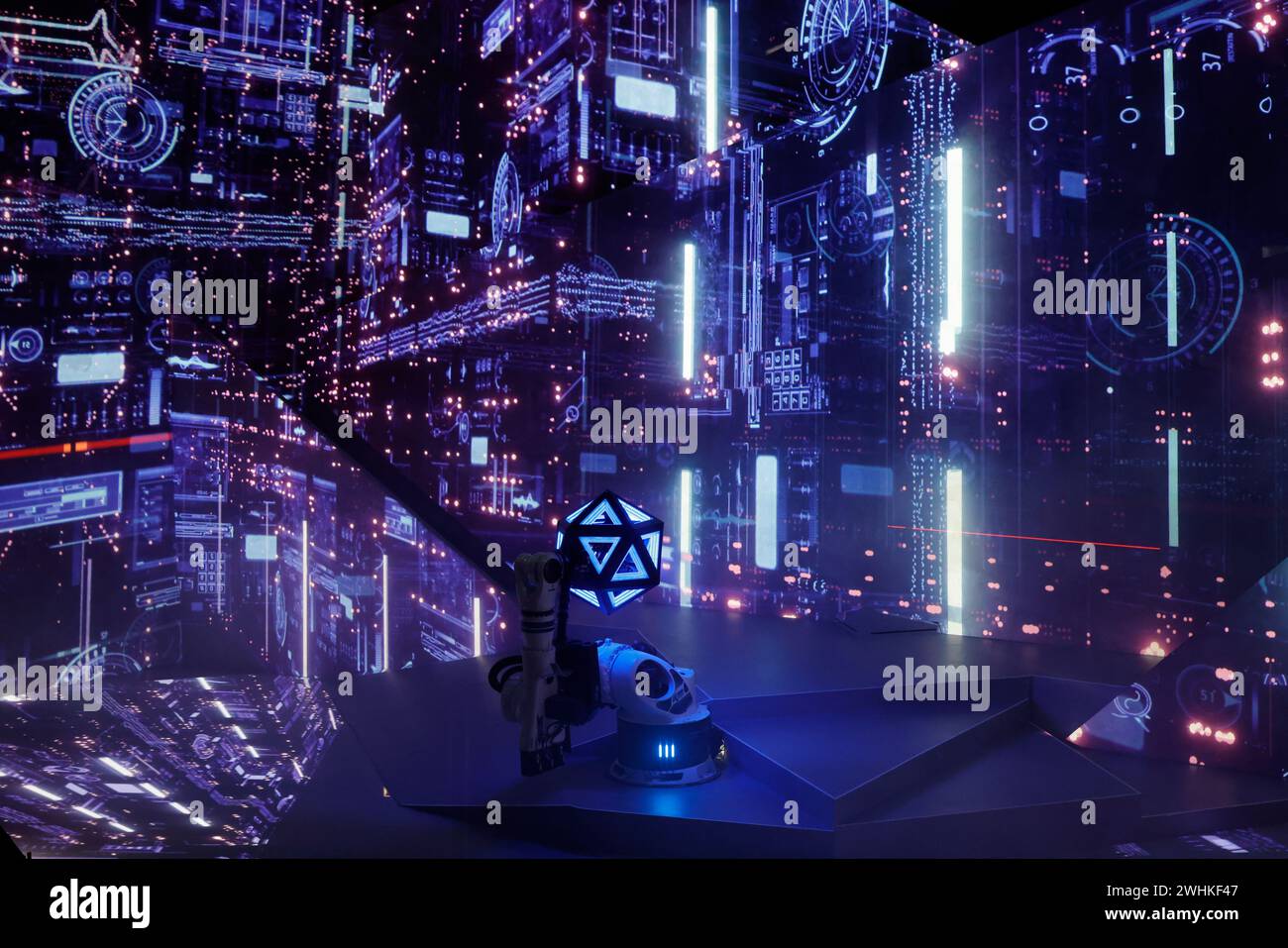 Poitiers, Francia. 10 febbraio 2024. Inaugurazione al Futuroscope di Poitiers in Francia della nuova mostra ÉCLIPSE il 10 febbraio 2024. Questo accattivante "spettacolo robotico" tra reale e virtuale è immaginato e sviluppato esclusivamente con Cirque Éloize, un creatore e produttore culturale del Quebec che combina arte circo, danza e tecnologia. La messa in scena si basa su un ambiente tecnologico animato da video mapping ed effetti di luce. Tempo di percorrenza: 20 minuti. 7 ballerini alternati. Uno spettacolo prodotto da Futuroscope con Éloize Entertainment del Cirque Éloize. Foto/credito : HM Images/Alamy Live News. Foto Stock