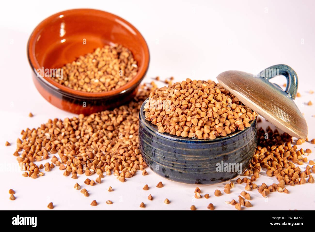 Pile di grano saraceno crudo, grano saraceno secco, grano saraceno crudo, ciotola con grano saraceno crudo, Foto Stock