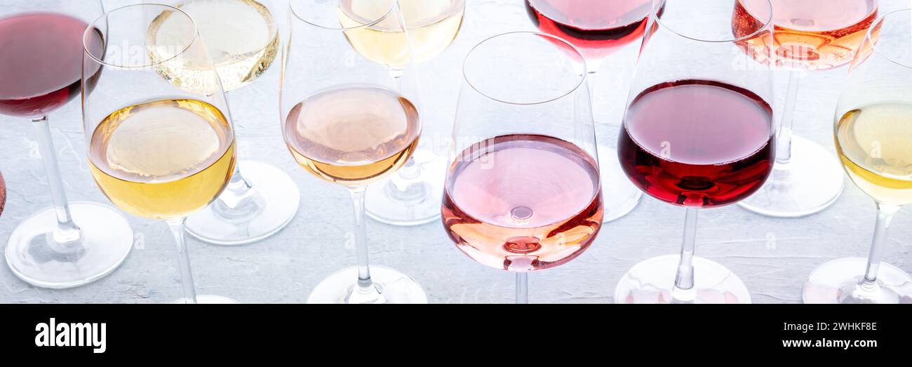 Bicchieri di vino in un panorama di degustazione. Vini rosa, rossi e bianchi Foto Stock