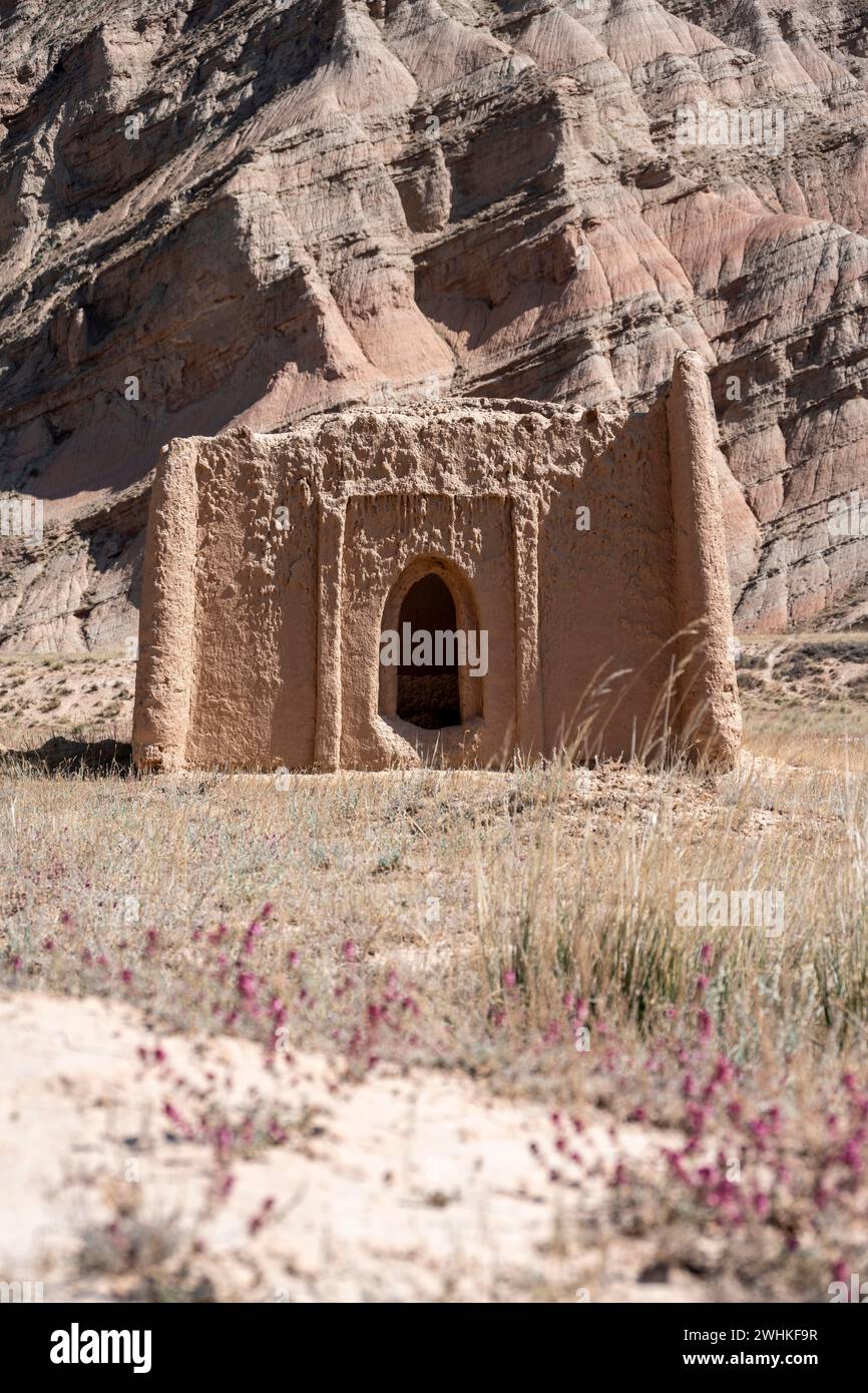 Antico mausoleo, paesaggio erosivo, provincia di Naryn, Kirghizistan Foto Stock