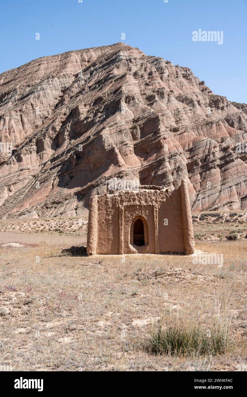 Antico mausoleo, paesaggio erosivo, provincia di Naryn, Kirghizistan Foto Stock