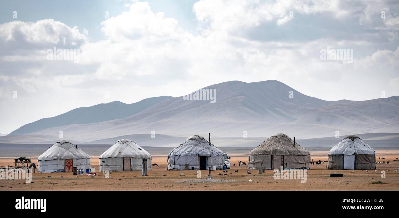 Yurts negli altipiani, lago di montagna Song Kul, regione di Naryn, Kirghizistan Foto Stock