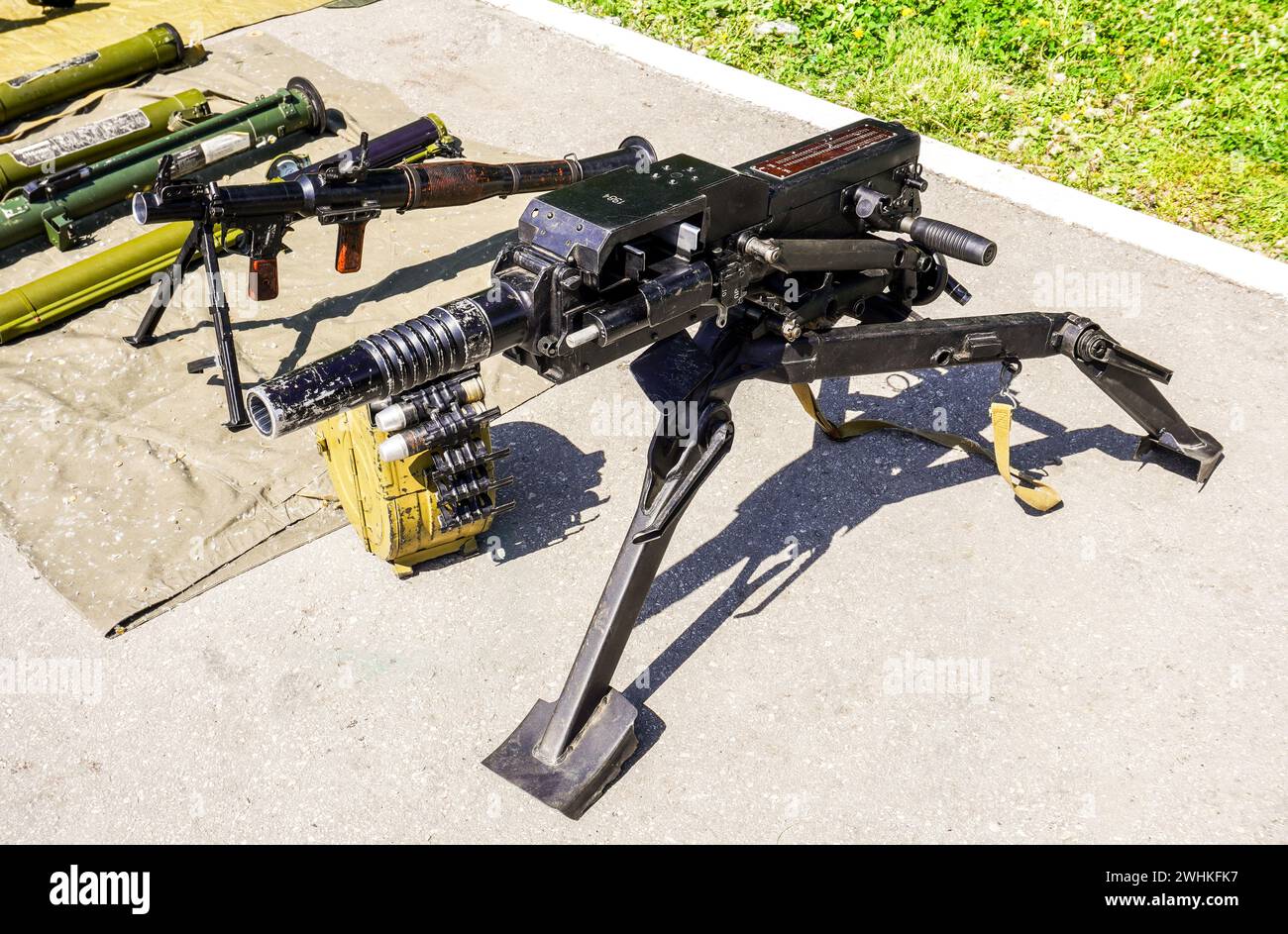 Lanciagranate automatico russo AGS-17 "Flame". Lanciagranate automatico in posizione di combattimento Foto Stock