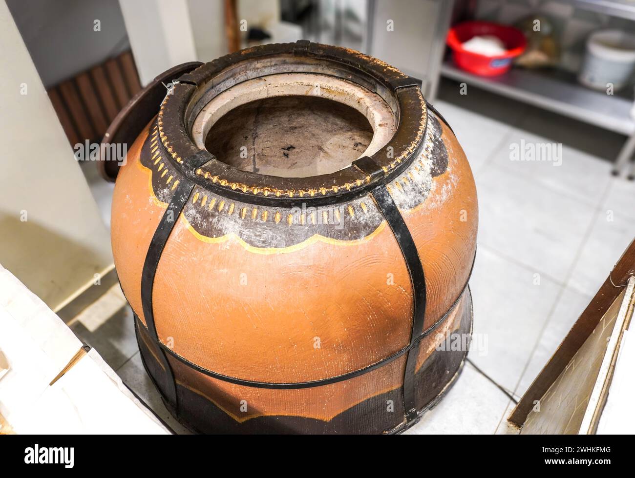 Grande forno tandoor per preparare il tradizionale pane piatto asiatico in una catena di negozi Foto Stock