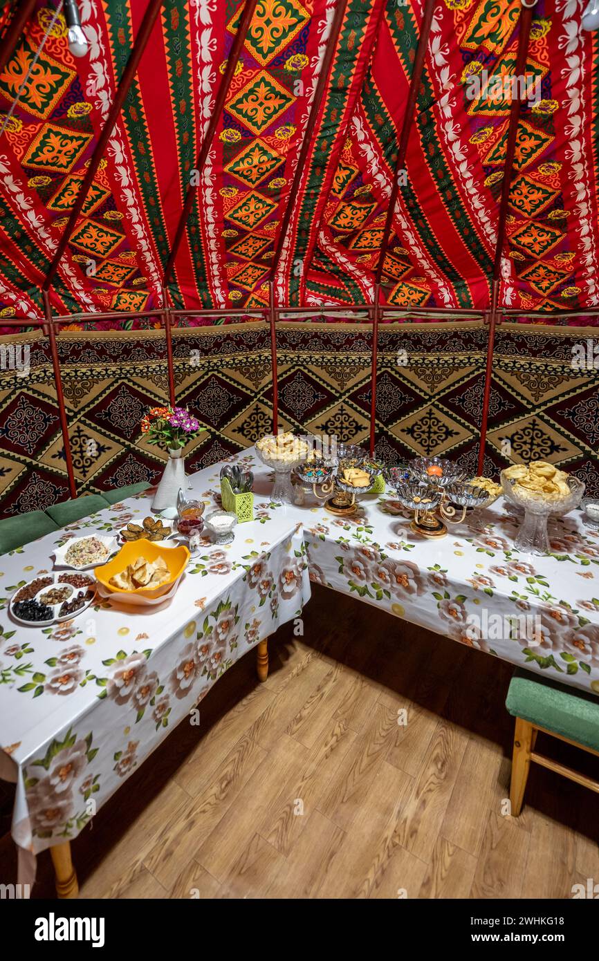Foto degli interni, yurta tradizionale con cibo, Kirghizistan Foto Stock