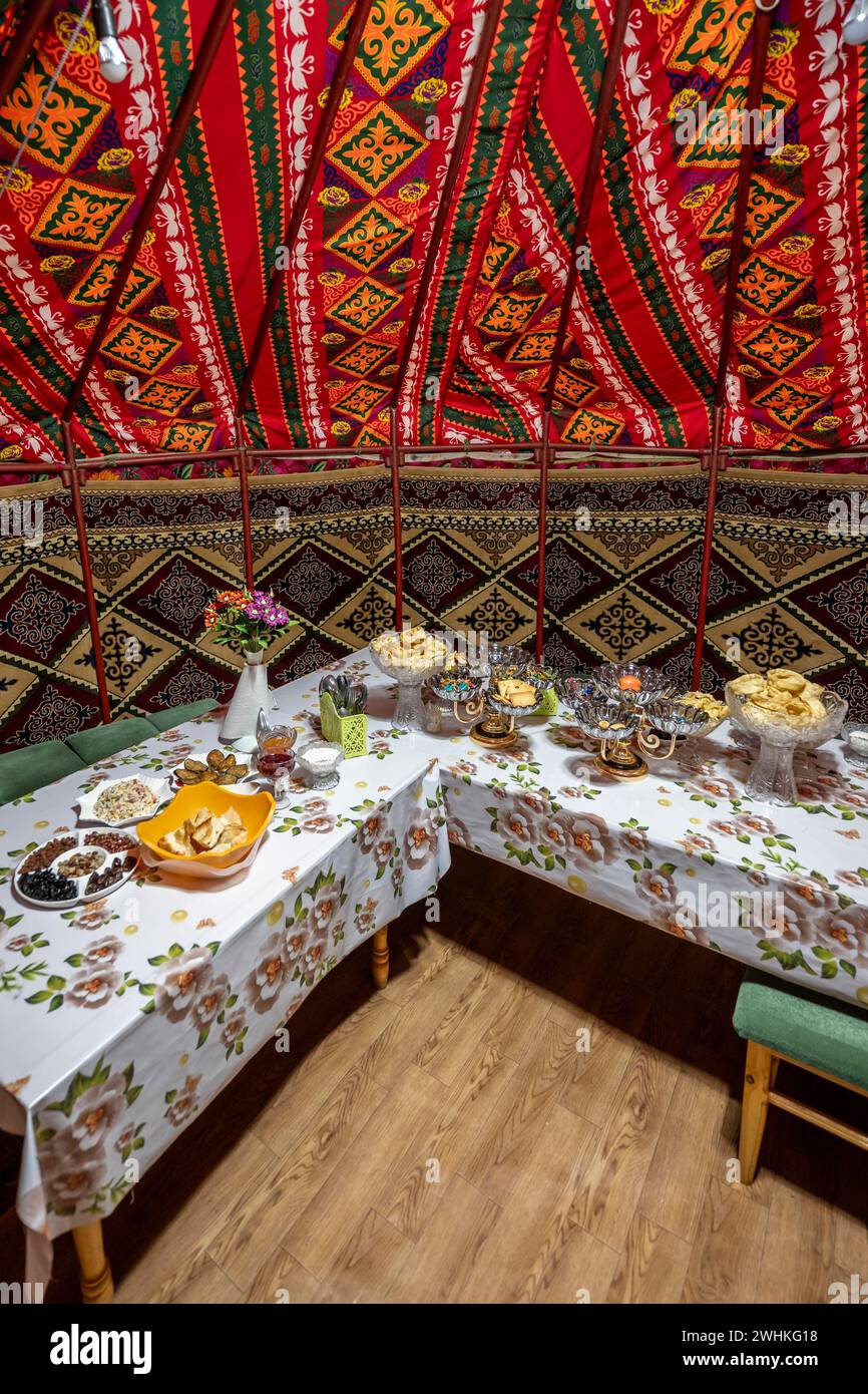Foto degli interni, yurta tradizionale con cibo, Kirghizistan Foto Stock