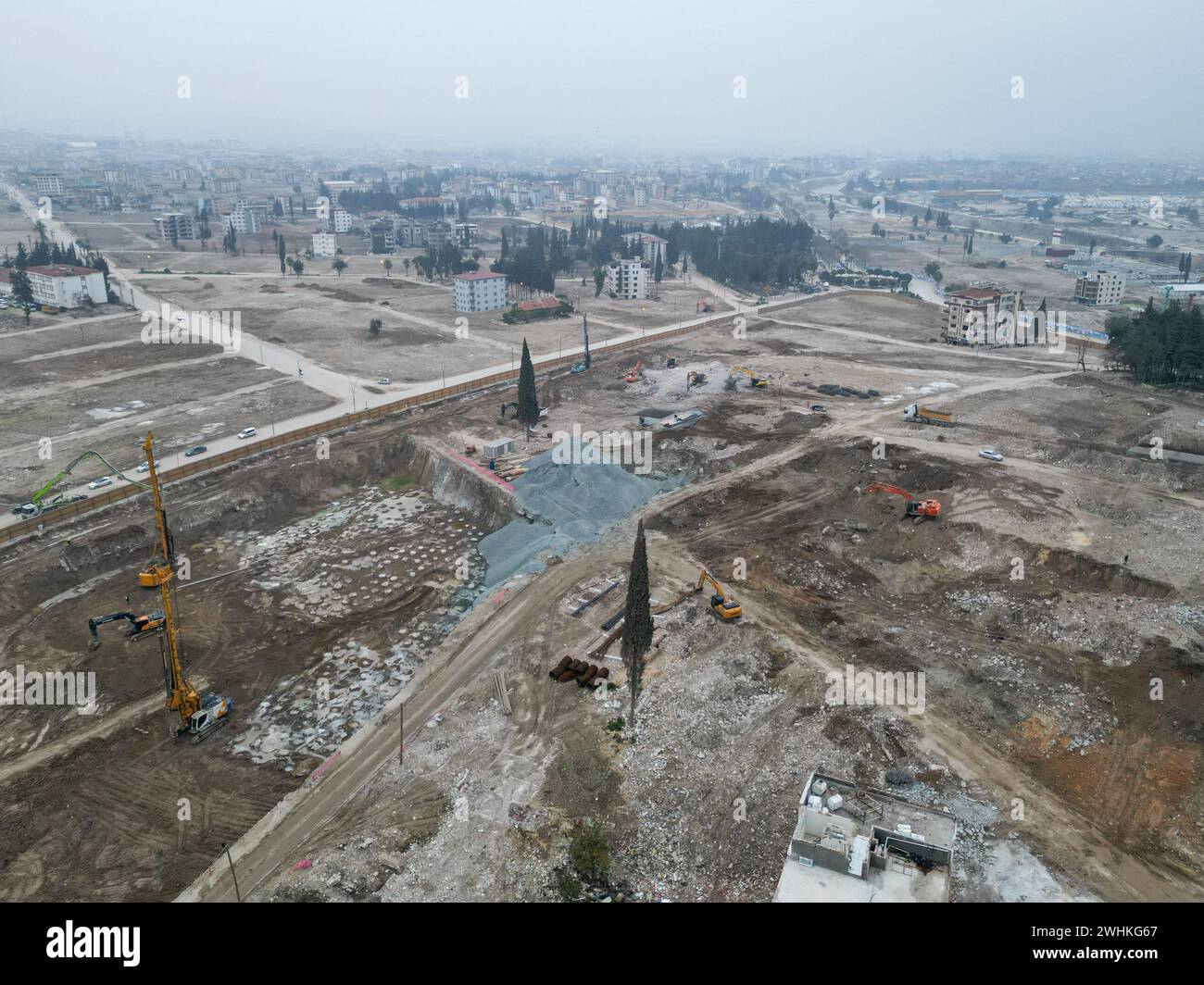 (NOTA DELL'EDITORE: Immagine scattata con un drone)Vista aerea del centro di Antakya nella provincia di Hatay mostra l'effetto devastante del terremoto dopo un anno dal terremoto. Questa settimana la Turchia ha commemorato il primo anniversario del terremoto che ha ucciso più di 53.000 persone nel paese e ha lasciato oltre 3 milioni senza abitazioni. Hatay fu una delle città più colpite dal terremoto del 6 febbraio 2023. Foto Stock