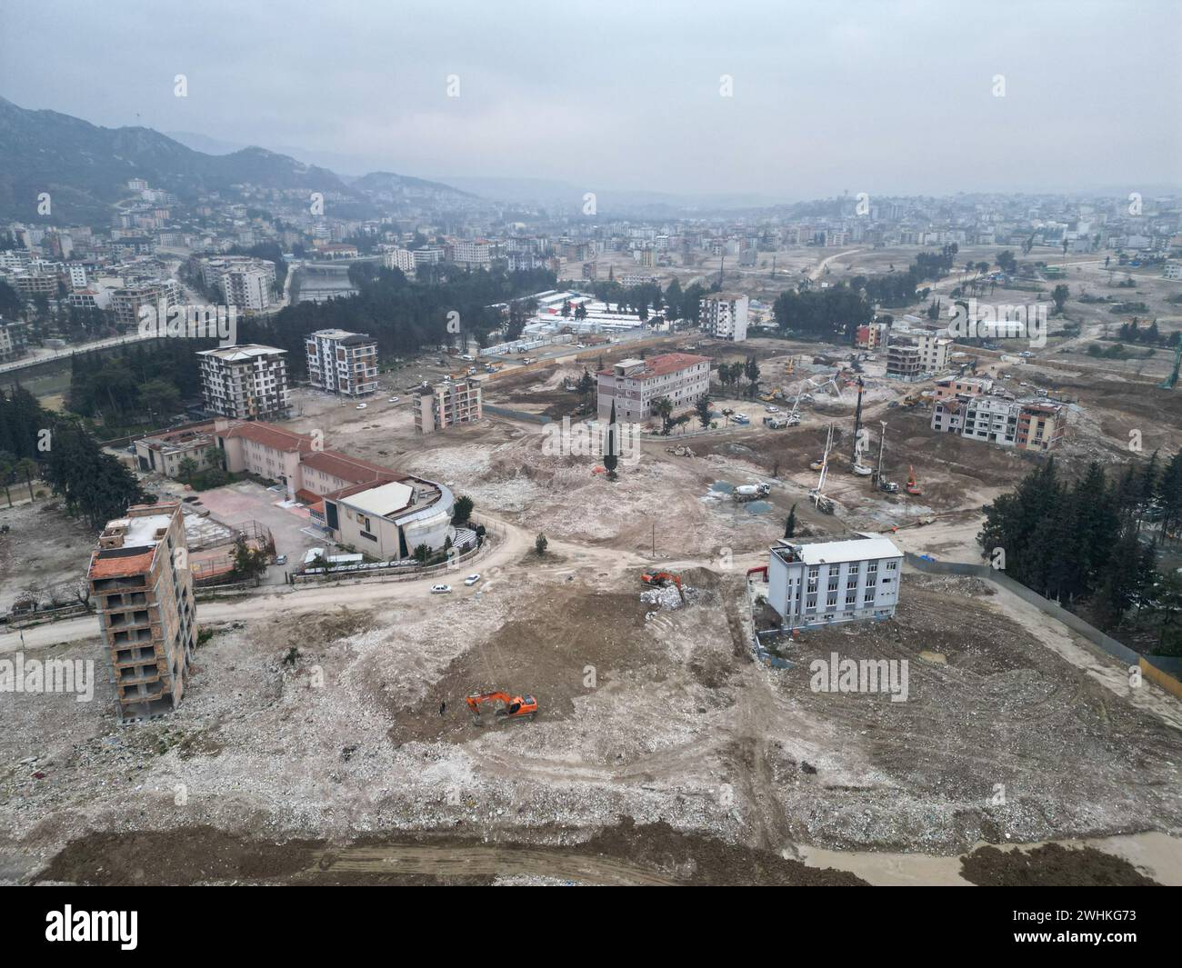 (NOTA DELL'EDITORE: Immagine scattata con un drone)Vista aerea del centro di Antakya nella provincia di Hatay mostra l'effetto devastante del terremoto dopo un anno dal terremoto. Questa settimana la Turchia ha commemorato il primo anniversario del terremoto che ha ucciso più di 53.000 persone nel paese e ha lasciato oltre 3 milioni senza abitazioni. Hatay fu una delle città più colpite dal terremoto del 6 febbraio 2023. Foto Stock