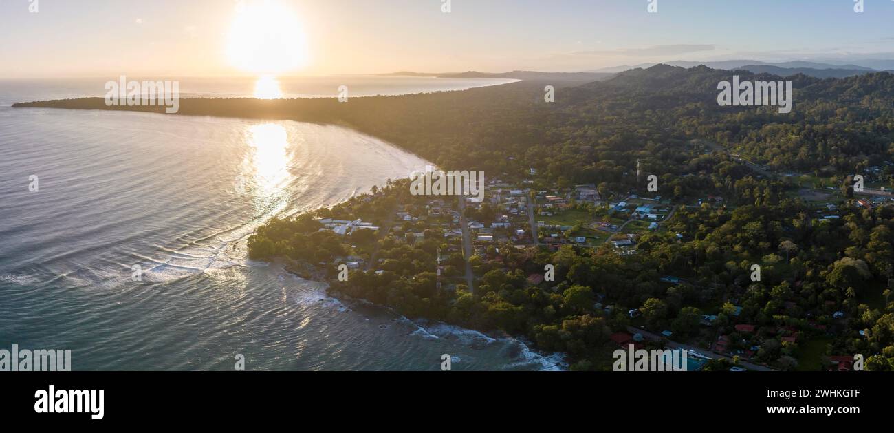 Vista aerea, vista del Parco Nazionale di Cahuita, costa e paesaggio costiero con foresta, promontorio di Punta Cahuita, Cahuita, Limon, Costa Rica Foto Stock