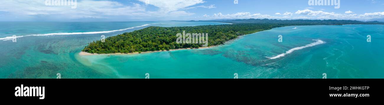 Mare turchese, vista aerea, vista del Parco Nazionale di Cahuita, costa e paesaggio costiero con foresta, promontorio di Punta Cahuita, Cahuita, Limon, Costa Foto Stock
