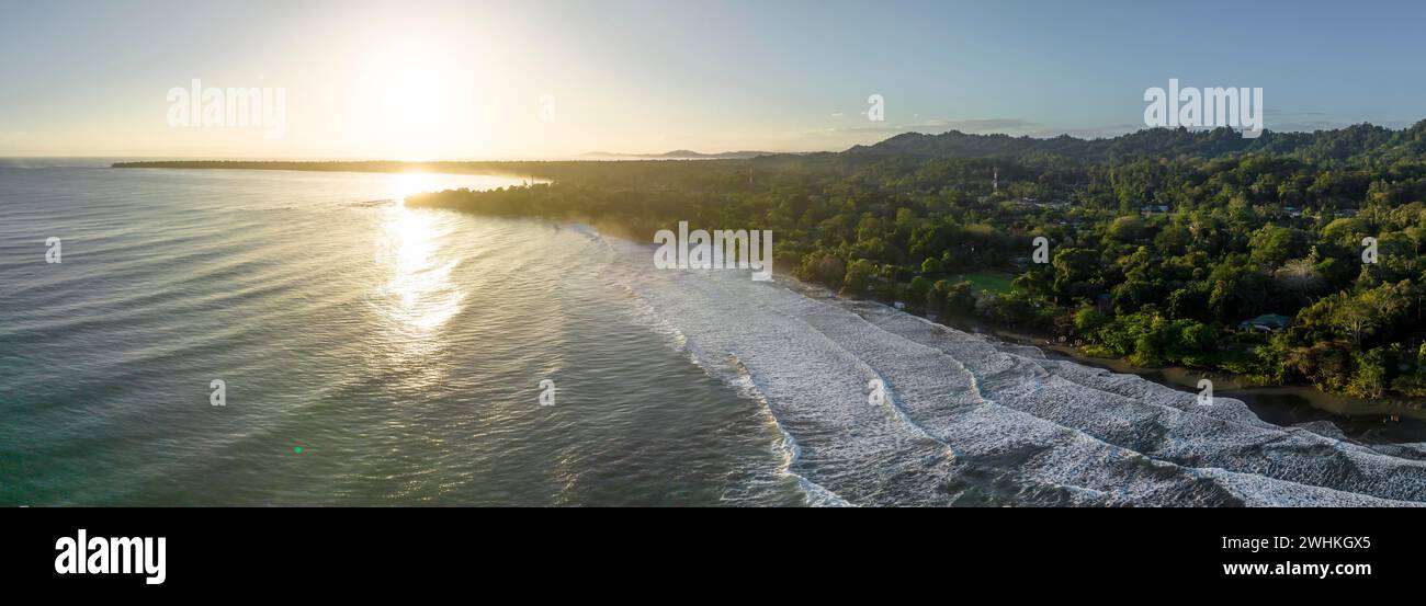Vista aerea, vista del Parco Nazionale di Cahuita, costa e paesaggio costiero con foresta, promontorio di Punta Cahuita, Cahuita, Limon, Costa Rica Foto Stock