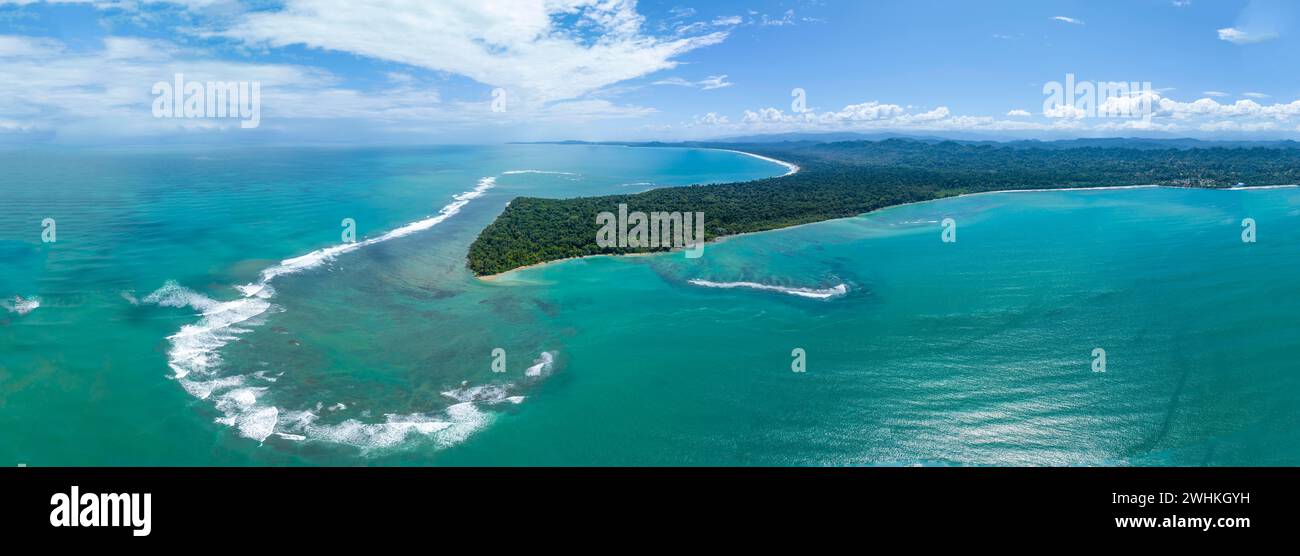 Mare turchese, vista aerea, vista del Parco Nazionale di Cahuita, costa e paesaggio costiero con foresta, promontorio di Punta Cahuita, Cahuita, Limon, Costa Foto Stock