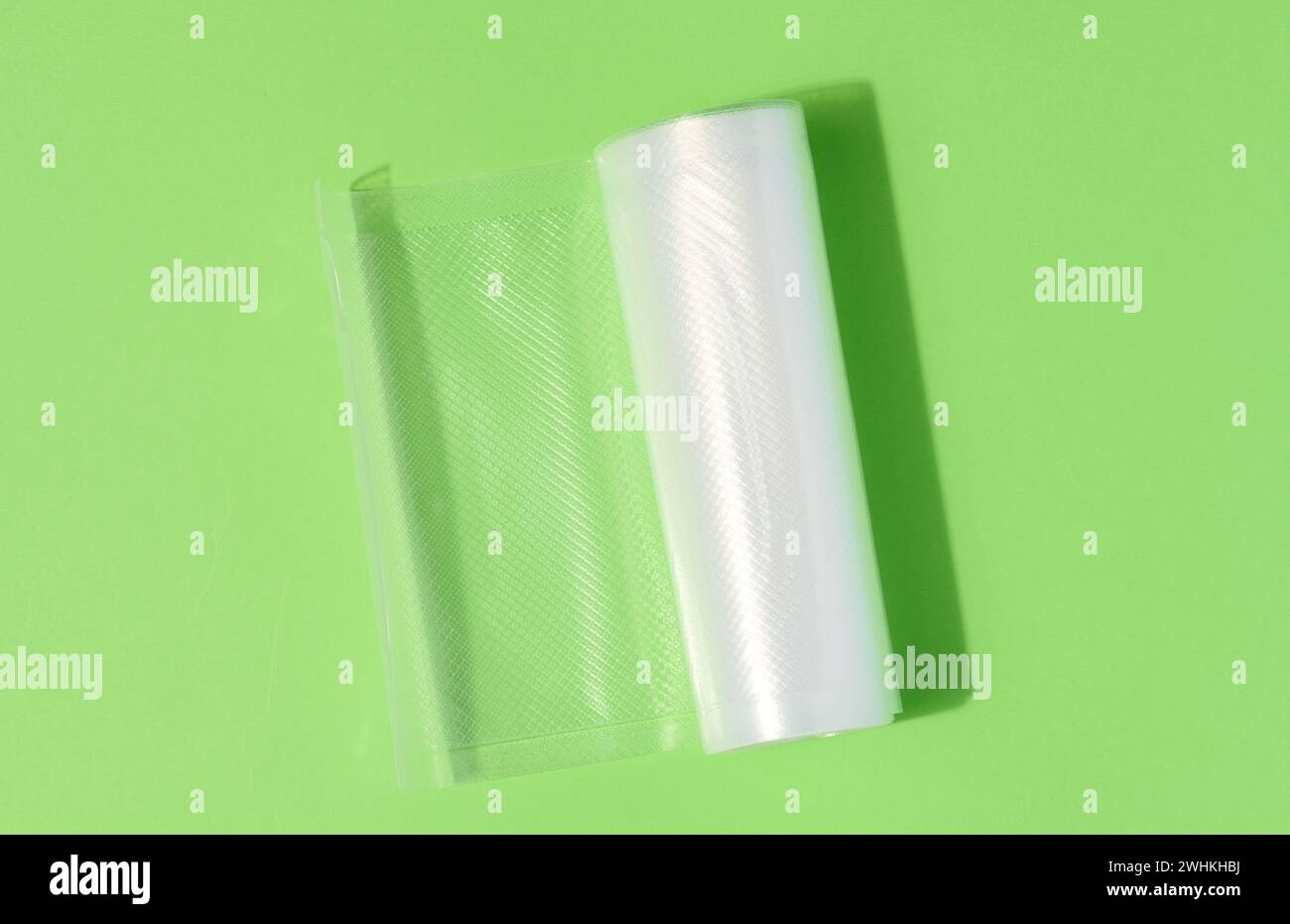 Rotoli con pellicola di plastica per confezionamento sottovuoto di prodotti, imballaggi ermetici per verdure e carne Foto Stock