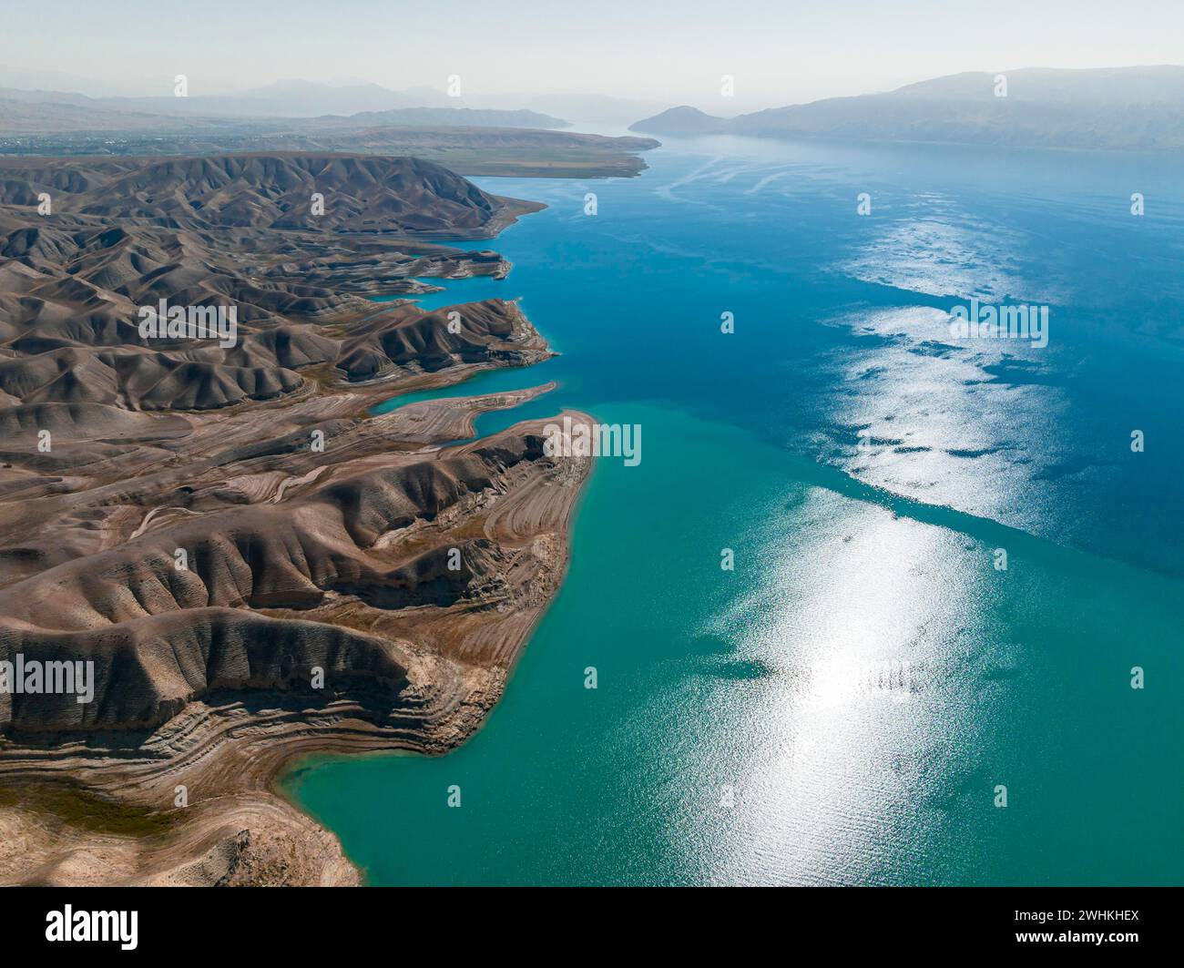 Vista aerea, paesaggio erosivo sul fiume Naryn, bacino idrico di Toktogul, Kirghizistan Foto Stock