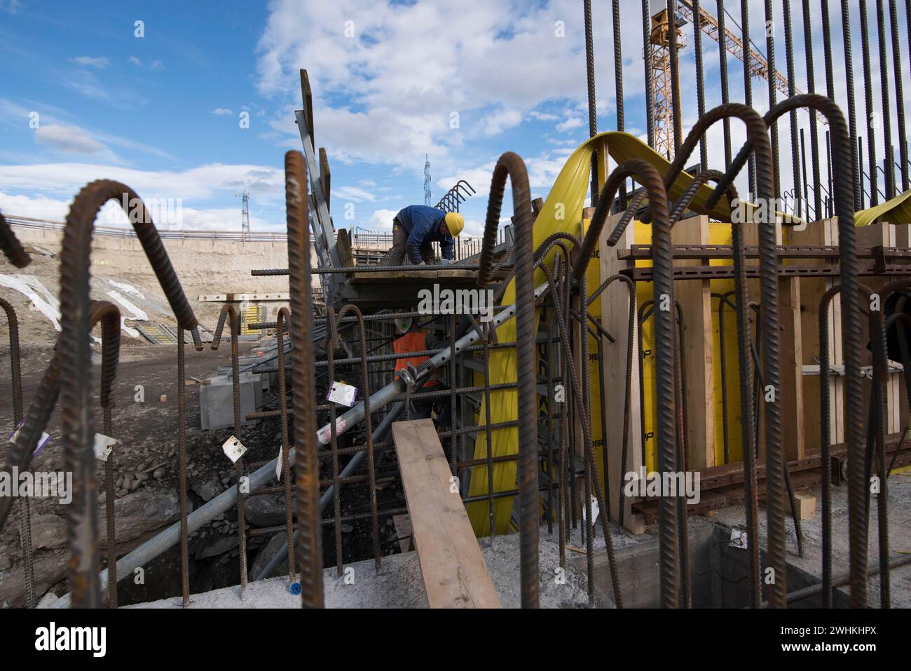 Operaio edile e cemento armato Foto Stock