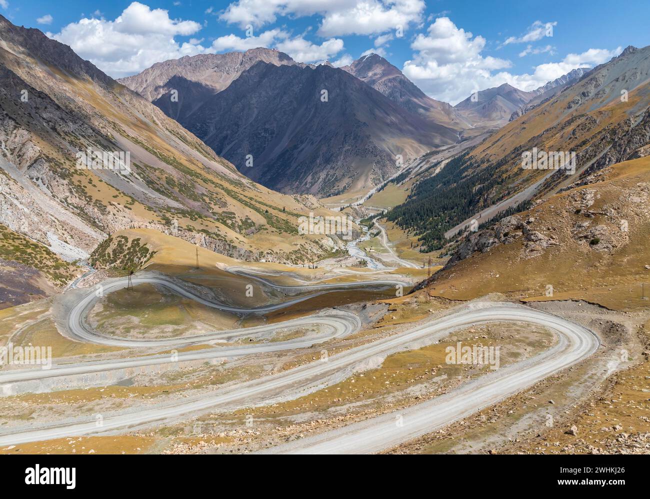 Paesaggio montano con serpenti, passo montano per Kumtor, Tien Shan, regione di Yssykkoel, Kirghizistan Foto Stock