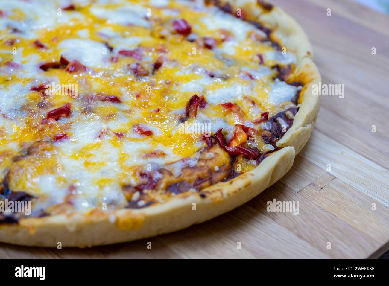 Pizza margherita piena di formaggio con il viso croccante Foto Stock