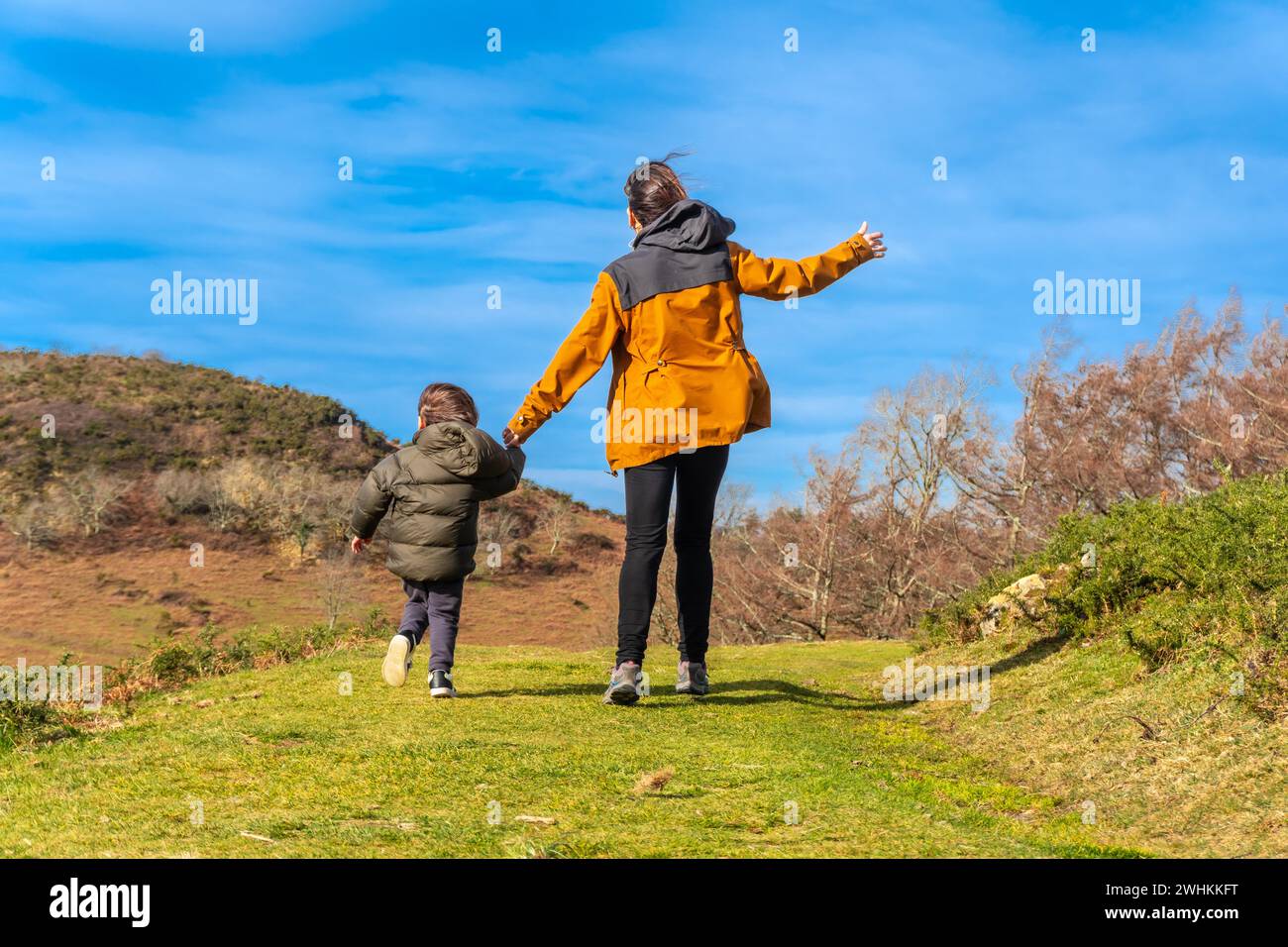 Madre con suo figlio che cammina felice attraverso le montagne insieme a Erlaitz a Irun, Paesi Baschi Foto Stock