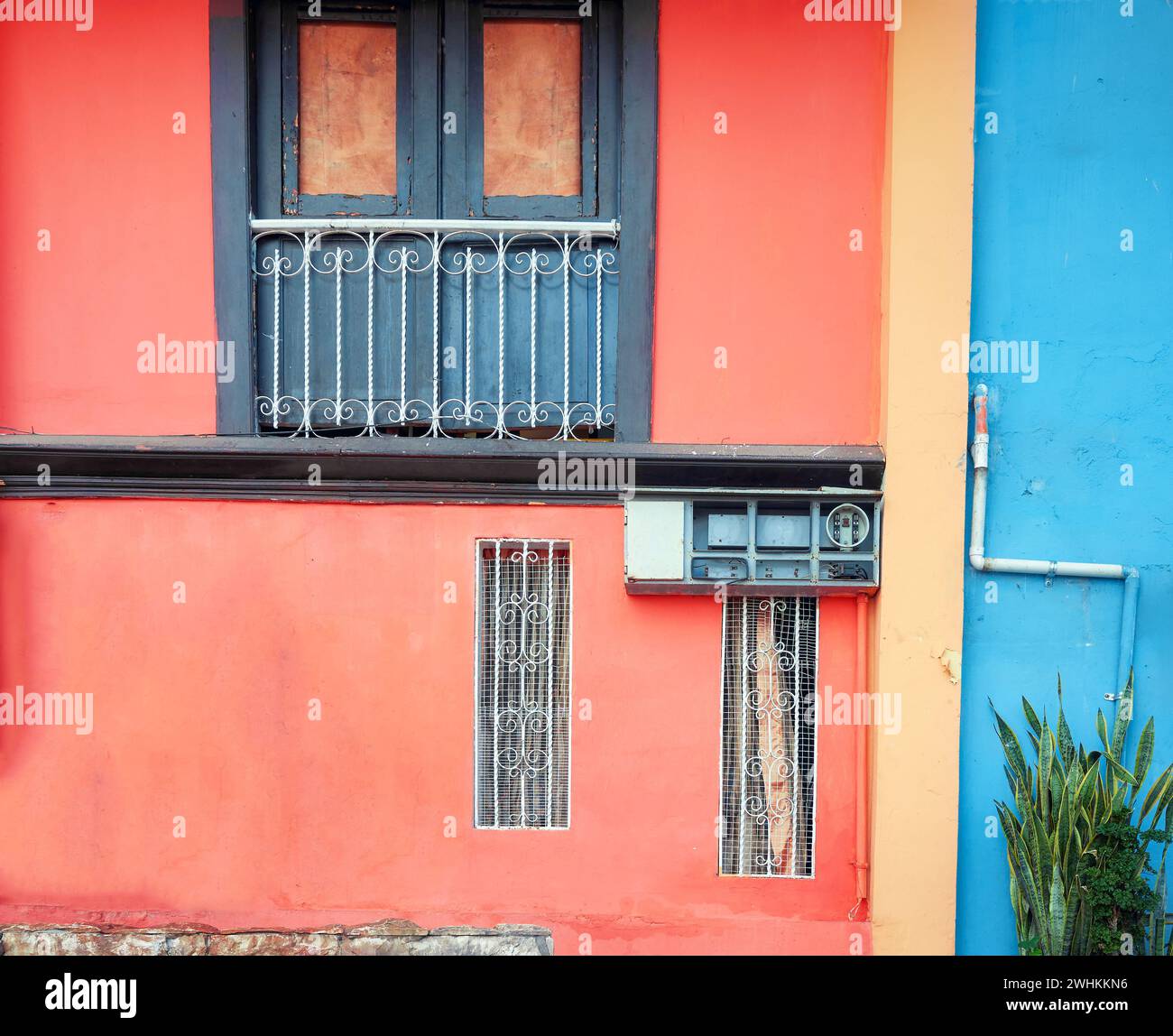 Edificio vecchio, facciata colorata, sfondo architettonico astratto, Guayaquil, Ecuador. Foto Stock