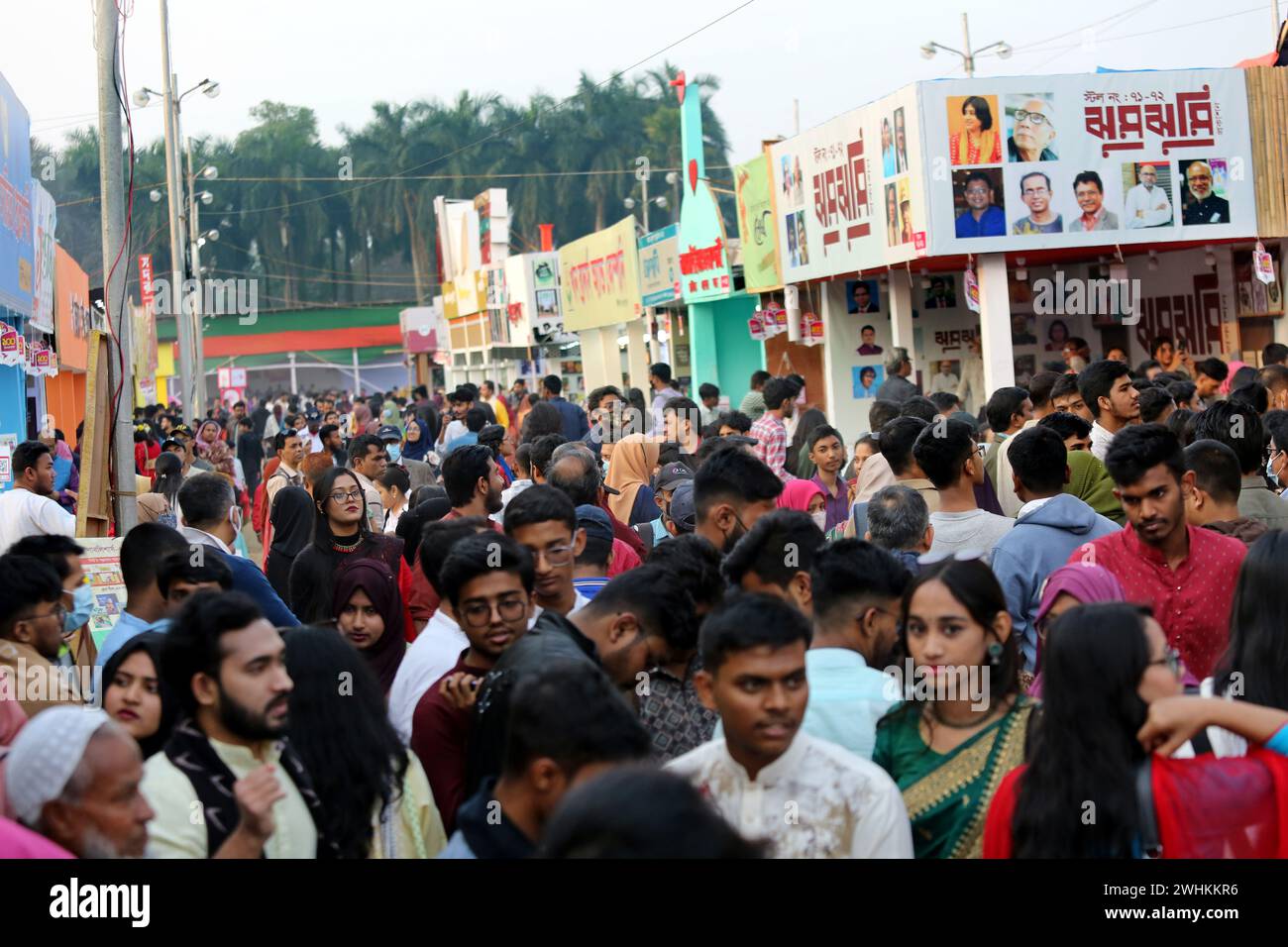 Dhaka, Wari, Bangladesh. 10 febbraio 2024. I visitatori sono visitati durante la fiera nazionale del libro chiamata Ekushey Boi Mela a Dacca. Ogni anno, la Bangla Academy organizza la fiera nazionale del libro nell'area dell'Università di Dhaka. Questa fiera del libro è la più grande del Bangladesh e si svolge per tutto il mese di febbraio. Dacca, Bangladesh, 10 febbraio 2024. (Credit Image: © Habibur Rahman/ZUMA Press Wire) SOLO PER USO EDITORIALE! Non per USO commerciale! Foto Stock