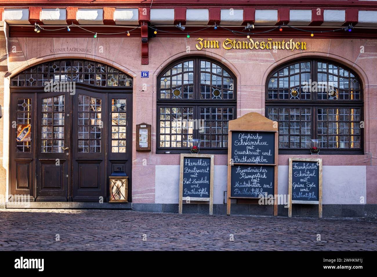 Handkaes, salsa verde e nocciolo di maiale, il pub Zum Standesaemtchen a Roemerberg attira i visitatori con piatti tradizionali, Francoforte sul meno Foto Stock