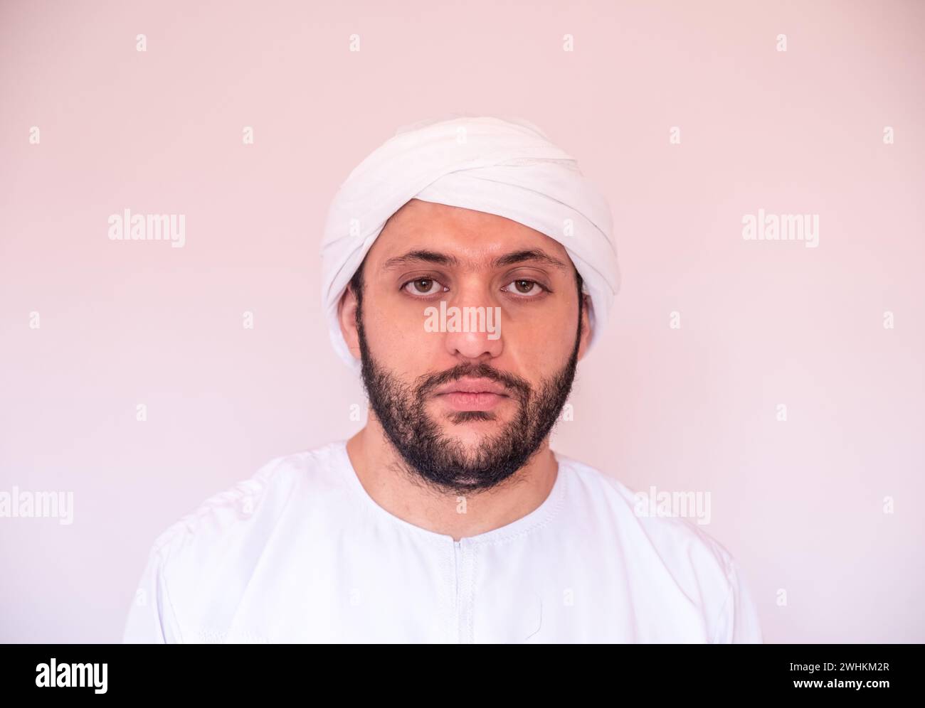 un uomo arabo che guarda da vicino il volto Foto Stock