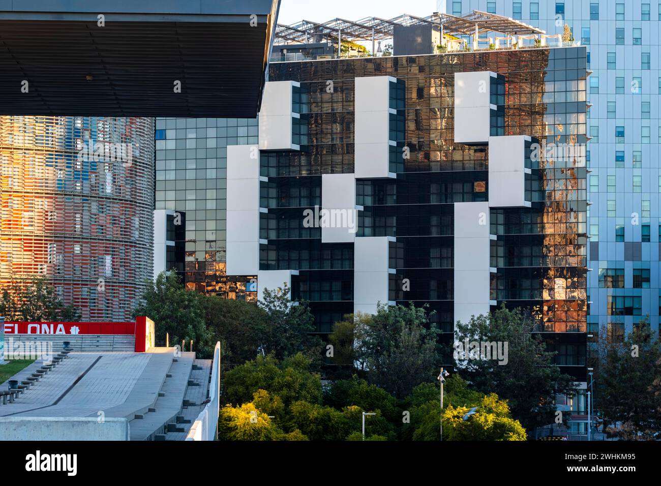 Paesaggio urbano di edifici per uffici nel quartiere Poblenou nella città di Barcellona capitale della Catalogna in Spagna Foto Stock