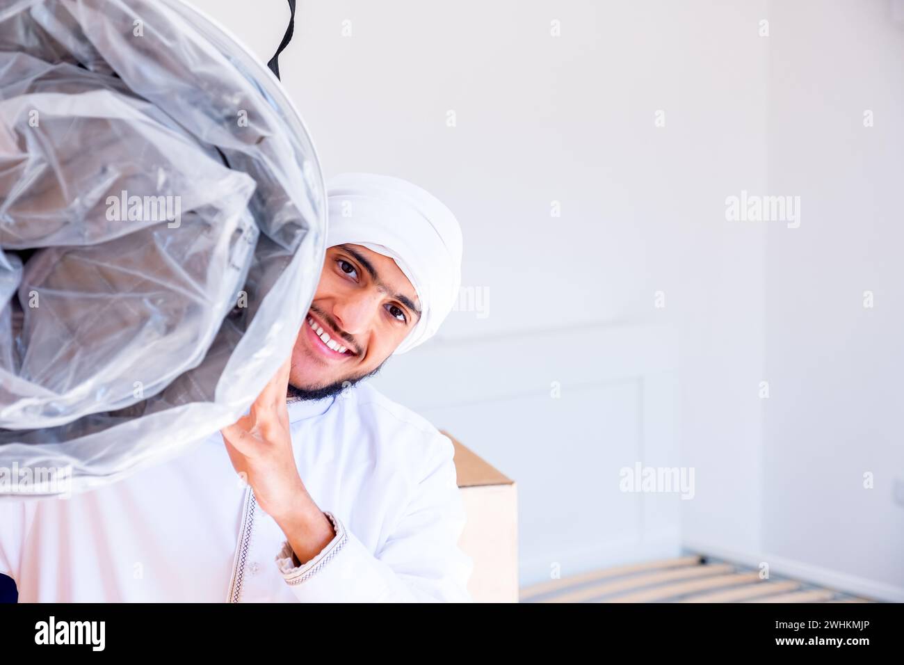 uomo arabo musulmano con mattrresse filate Foto Stock