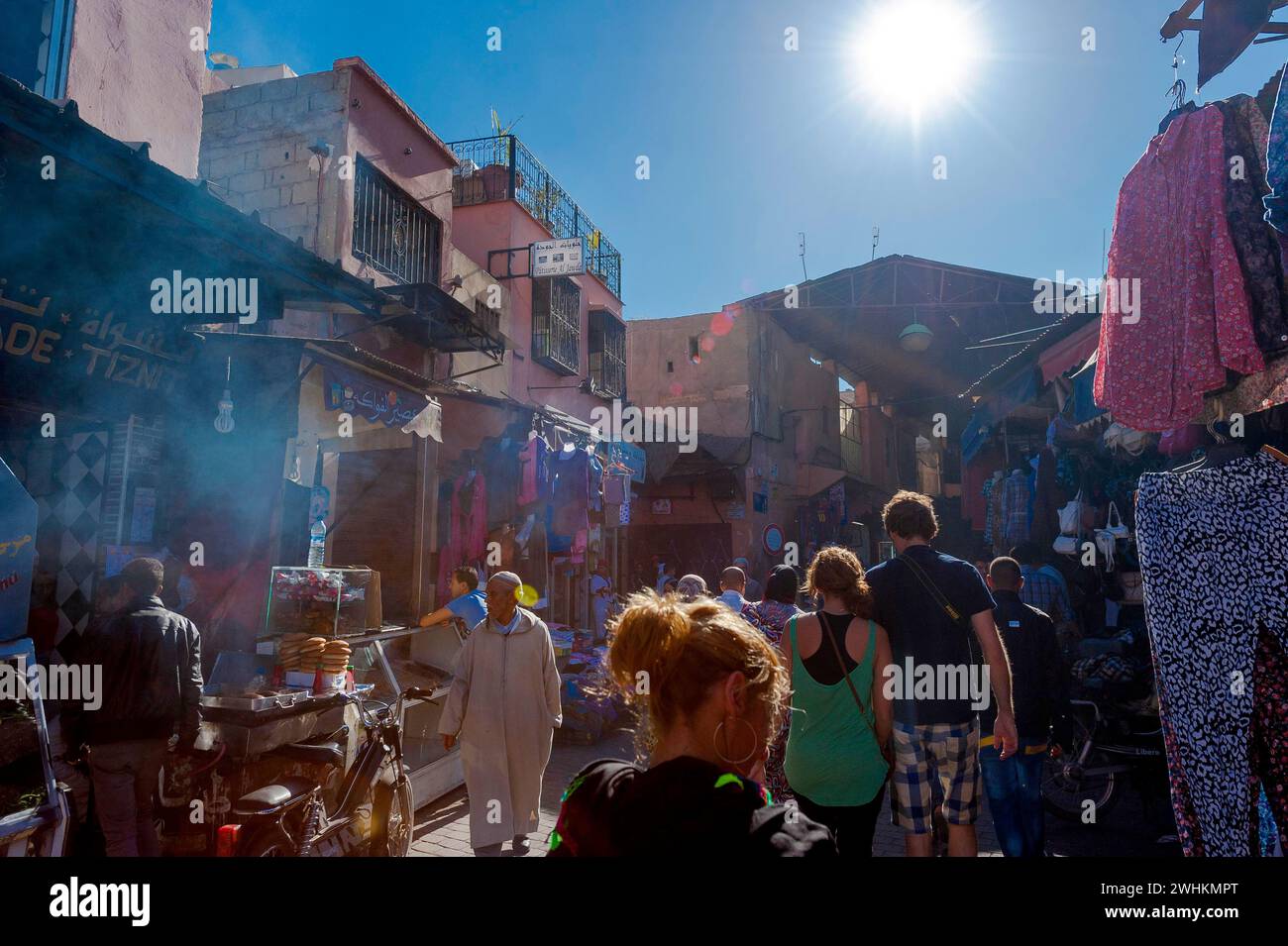Mercato, atmosfera, sole, bazar, commercianti, persone, souk, arabo, orientale, orientale, cultura, Islam, turismo, viaggi, shopping, città, medina, Marrakech Foto Stock