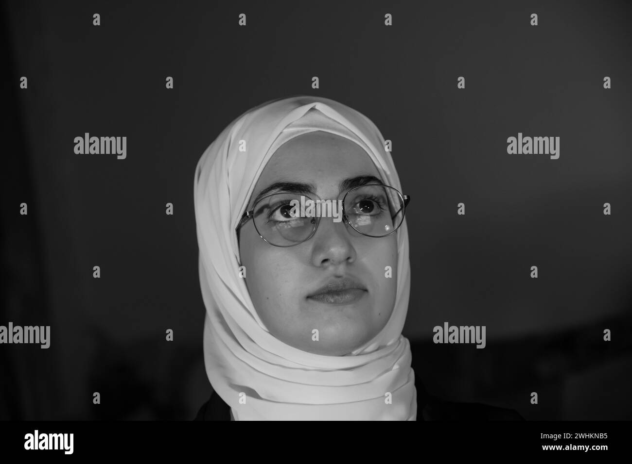Ragazza musulmana araba che sembra seria con il colore bianco e nero Foto Stock