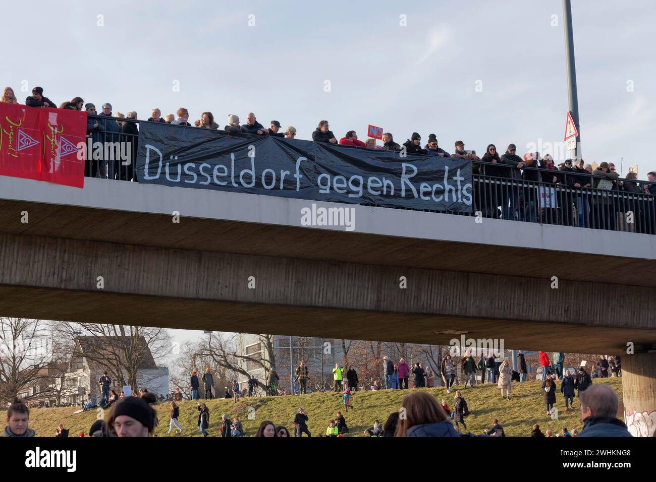Banner Duesseldorf contro la destra al Rheinkniebruecke, grande manifestazione contro l'estremismo di destra e AfD il 27 gennaio 2024 in Foto Stock