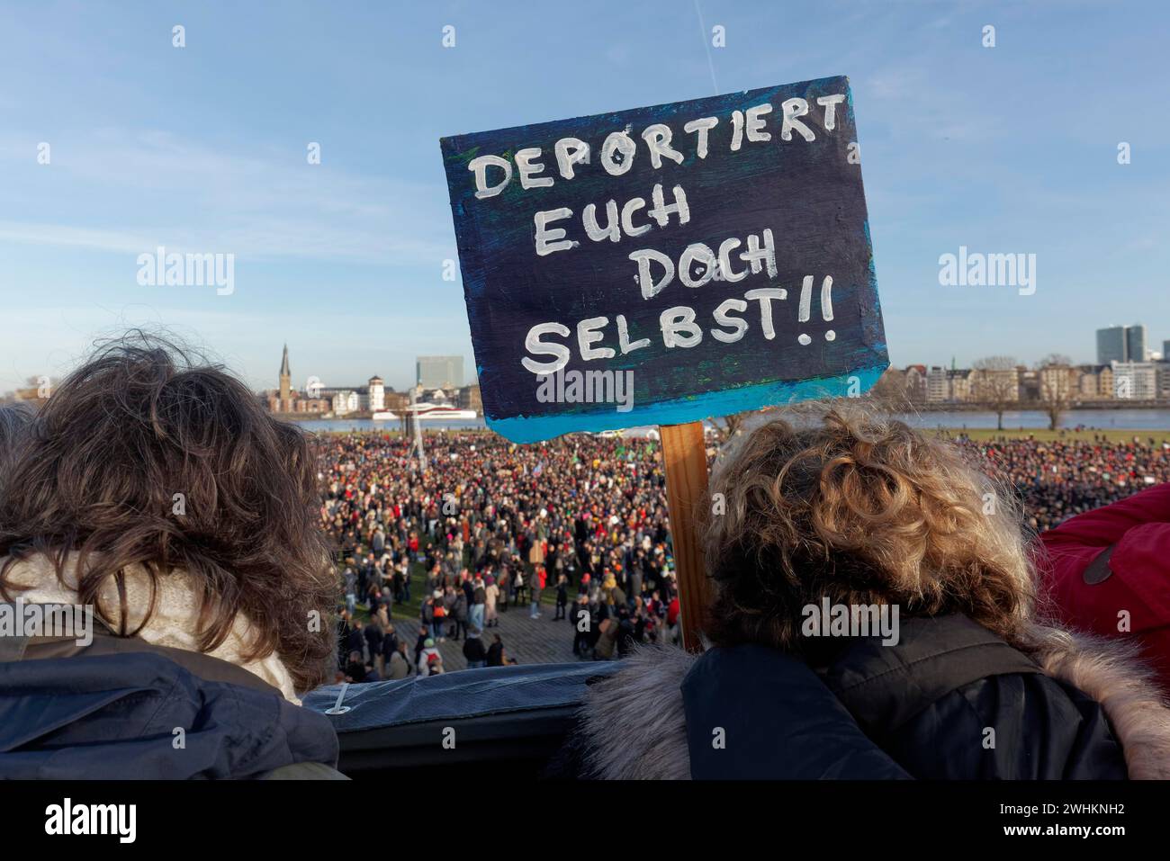 Manifestanti con striscioni sul tema della remigrazione, grande manifestazione contro l'estremismo di destra e AfD il 27 gennaio 2024 a Duesseldorf Foto Stock