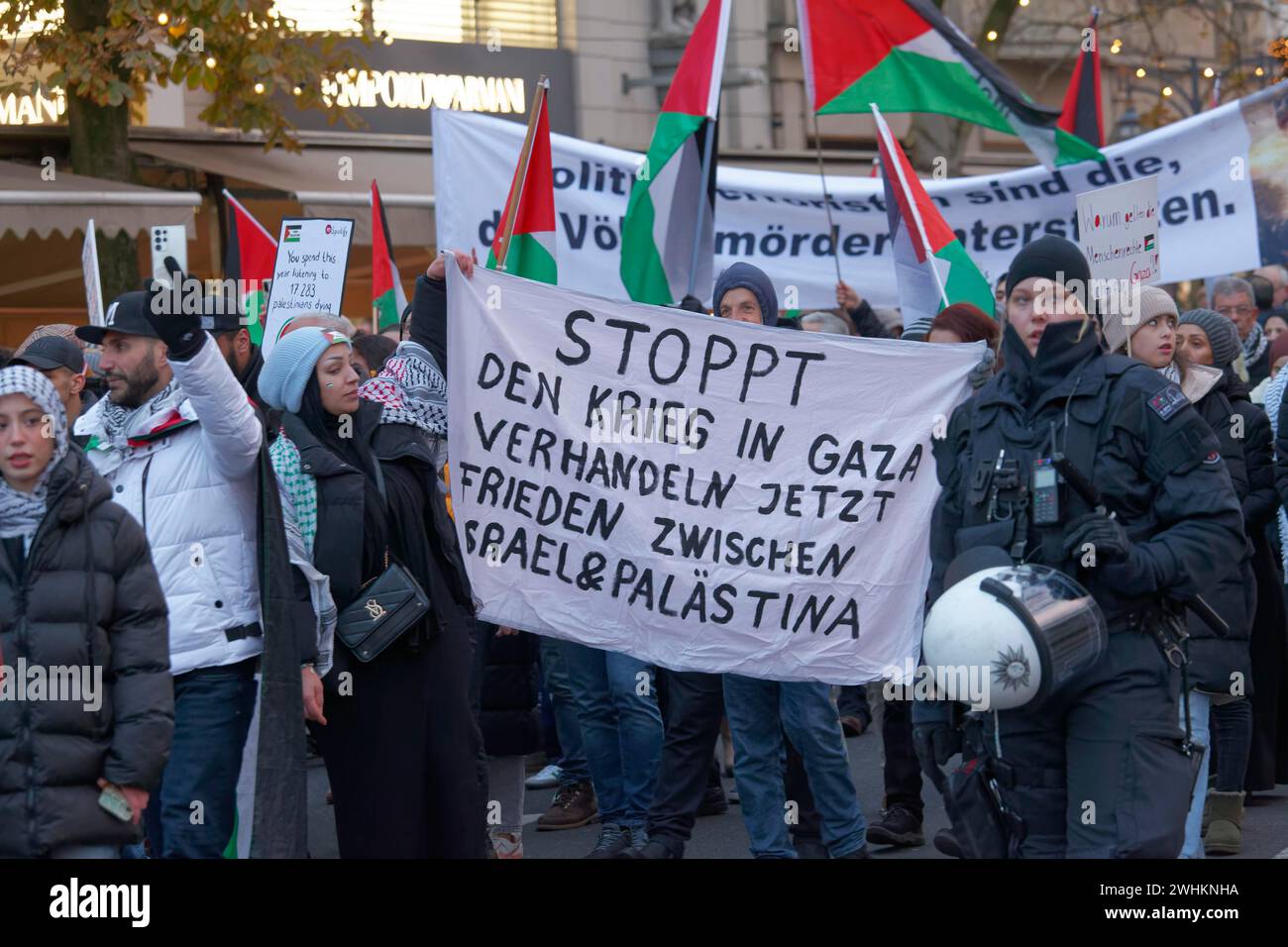 Manifestanti con striscione fermare la guerra a Gaza, la pace tra Israele e Palestina, manifestazione pro Palestina il 2 dicembre 2023 a Duesseldorf Foto Stock